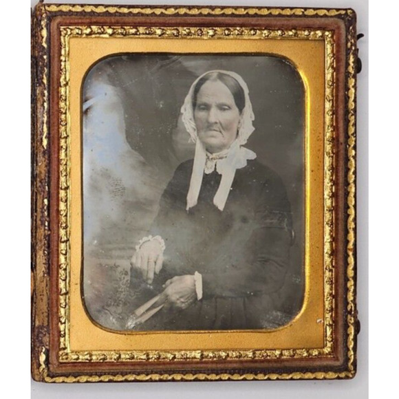 1/6th Plate Daguerreotype Of An Older Woman With Book In A Complete Union Case - Picture 1 of 10